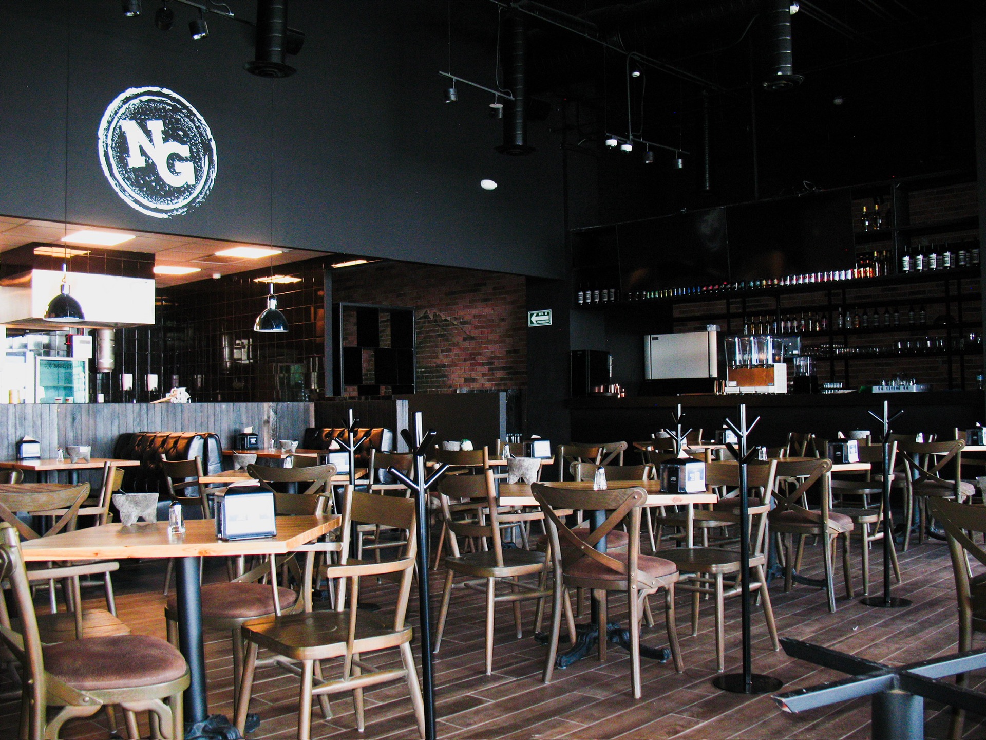 Interior remodelado de una sucursal de Noreste Grill